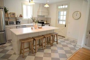 Geladeira, micro-ondas, fogão, cooktop