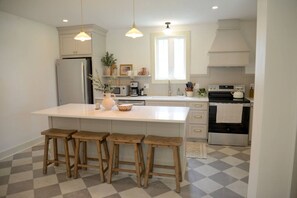 Frigorífic, microones, forn i placa de cuina 