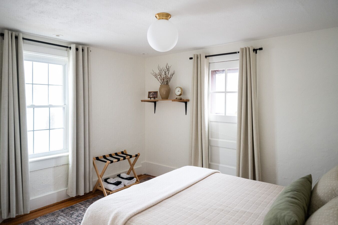 3 soverom, skrivebord, strykejern/-brett og reiseseng for barn