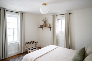 3 soverom, skrivebord, strykejern/-brett og reiseseng for barn