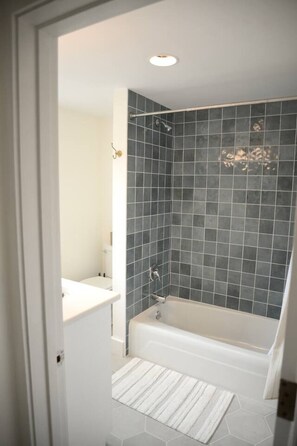 Een haardroger, handdoeken