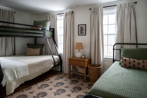 3 chambres, bureau, fer et planche à repasser, lit de bébé portatif