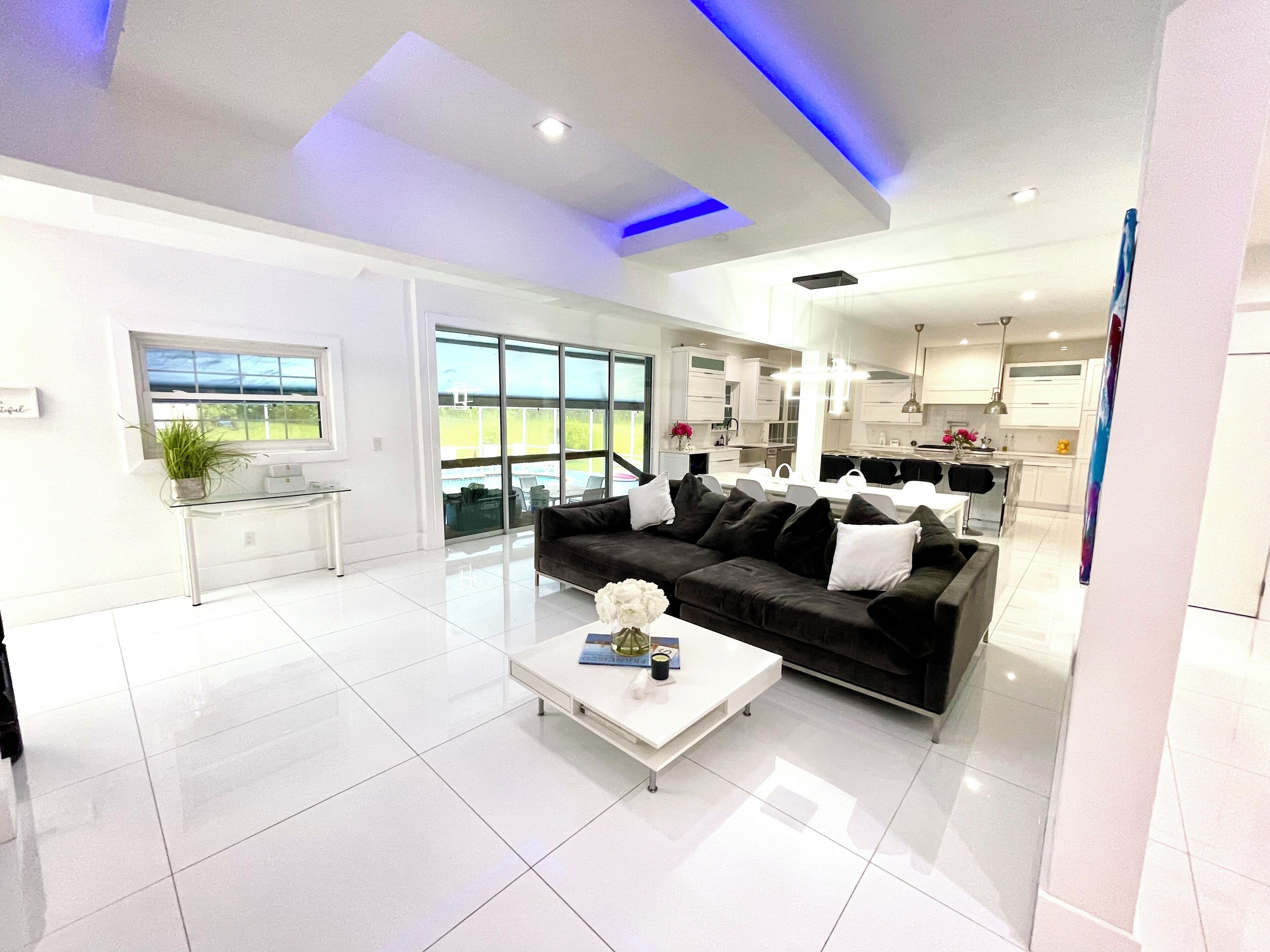 Télévision, cheminée, chaîne hi-fi, espaces bureaux