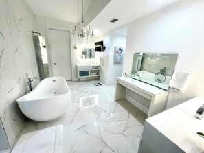 Regadera, secadora de cabello, bidet, toallas 