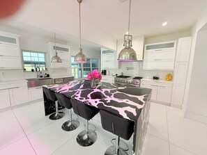 Fridge, microwave, oven, stovetop - Luxurious Entertainment Mansion (Dade City)