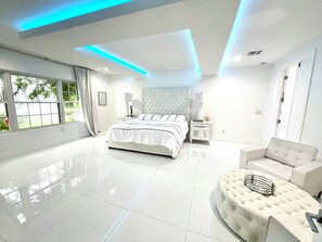 5 bedrooms, free WiFi, bed sheets - Luxurious Entertainment Mansion (Dade City)