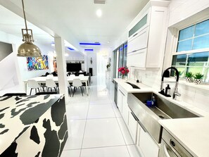 Fridge, microwave, oven, stovetop - Luxurious Entertainment Mansion (Dade City)