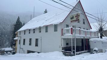 Vista frontal de la propiedad