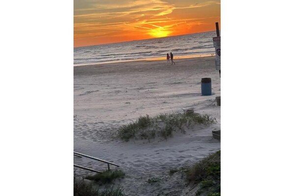 Beach - Cruising? Only 5 min away and 300' walk to beach (Galveston)