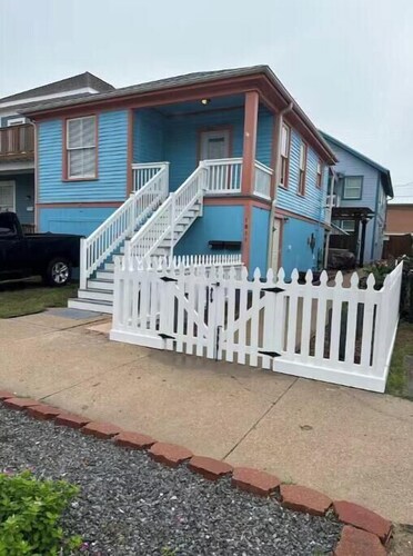 Cruising? Only 5 min away and 300' walk to beach