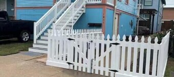 Cruising? Only 5 min away and 300' walk to beach