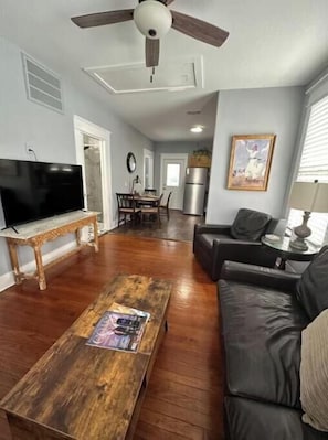 TV - Cruising? Only 5 min away and 300' walk to beach (Galveston)