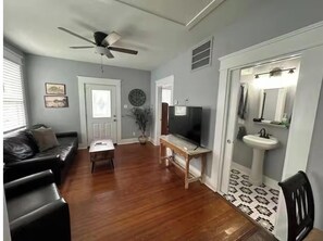 TV - Cruising? Only 5 min away and 300' walk to beach (Galveston)