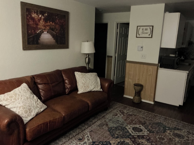 Midway Rambler Especial, Comfy Furnishings And A Convenient Location. - Kent, WA