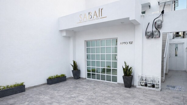 A building with a white facade, a large glass door, and the name 'SABAÏ APARTAMENTOS' above it. - Apartment in Cartagena (Cartagena de Indias)