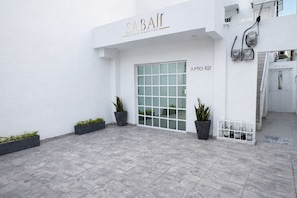 A building with a white facade, a large glass door, and the name 'SABAÏ APARTAMENTOS' above it. - Apartment in Cartagena (Cartagena de Indias)