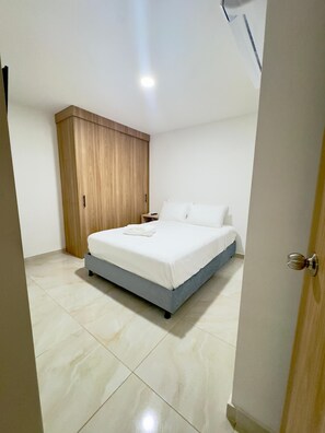 1 slaapkamer, een strijkplank/strijkijzer, wifi, beddengoed