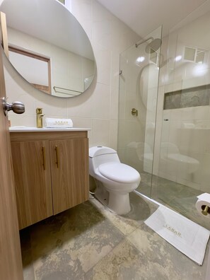 Een douche, een haardroger, handdoeken, zeep