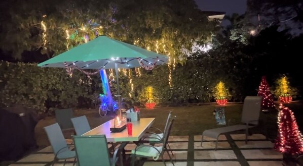 Outdoor dining - A Christmas Key West Flamingo Bungalow has arrived in Fort Lauderdale. (Fort Lauderdale)