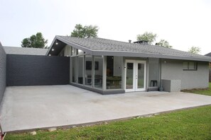 Exterior - Cozy Bayou Mid-Century Modern (Lake Charles)