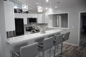 Private kitchen - Cozy Bayou Mid-Century Modern (Lake Charles)