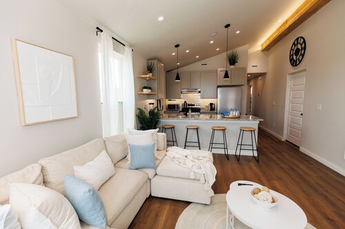 Mini Oasis—Hot tub•Fire Pit•Bar+Lounge