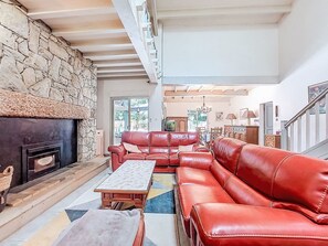 Una televisión, una chimenea