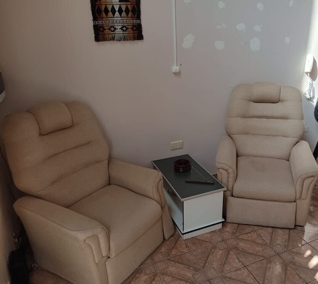 8 Minutes From Airport, Bus Terminal, Park, Pets And Smokers Allowed - Mendoza
