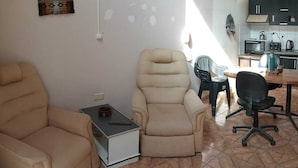 Unclassified image, 5 of 12, button - 8 minutes from airport, bus terminal, park, pets and smokers allowed (Mendoza)