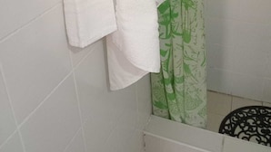 Unclassified image, 4 of 12, button - 8 minutes from airport, bus terminal, park, pets and smokers allowed (Mendoza)