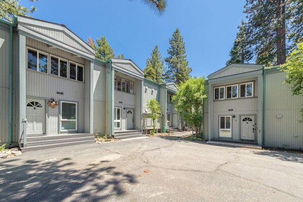 A row of single-story buildings with large windows and a central driveway. - Tahoe City Condo, conveniently located, comfortable/affordable and pets ok! (Tahoe City)