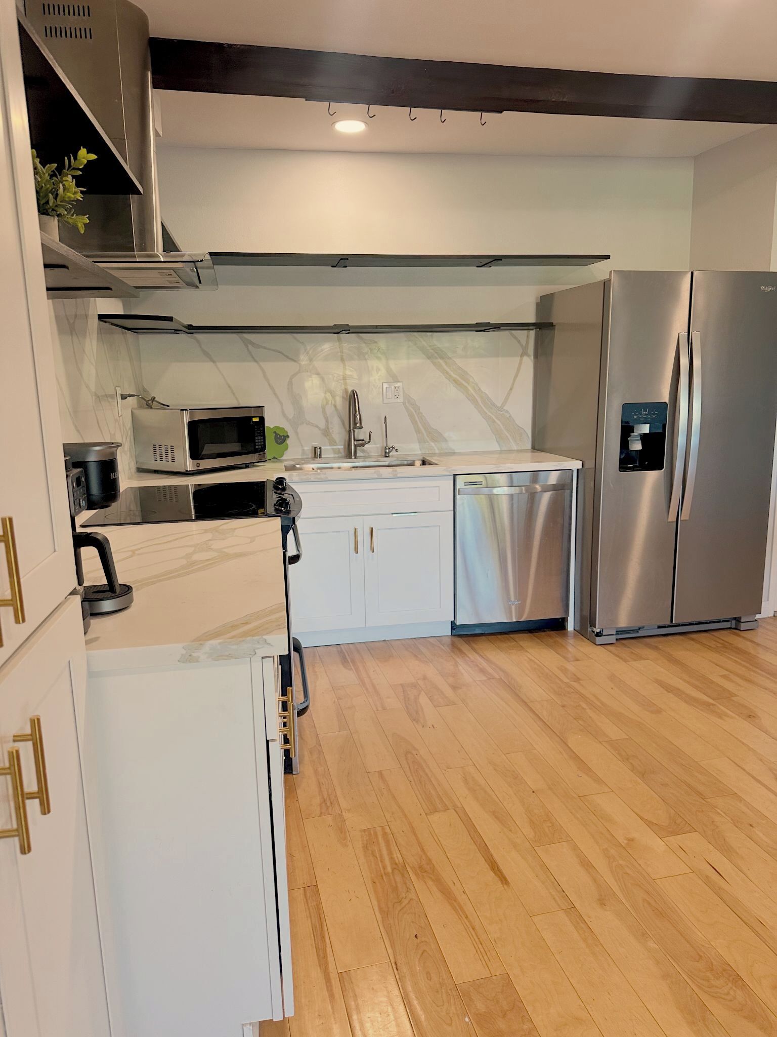 Fridge, microwave, stovetop, dishwasher