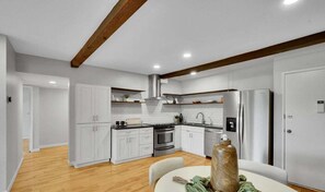 Fridge, microwave, stovetop, dishwasher