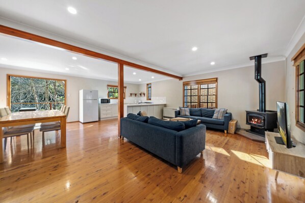 TV, fireplace - Bunyip Cottage
Escape to Bunyip Cottage - Your Cozy Blue Mountains Getaway (Katoomba)