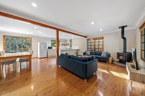 Bunyip Cottage 
Escape to Bunyip Cottage - Your Cozy Blue Mountains Getaway