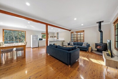 Bunyip Cottage
Escape to Bunyip Cottage - Your Cozy Blue Mountains Getaway