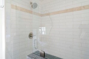 Douche, sèche-cheveux, serviettes fournies