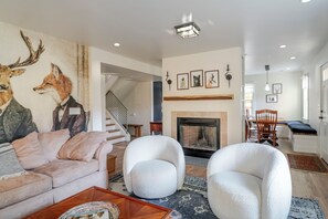 TV connectée, cheminée, livres