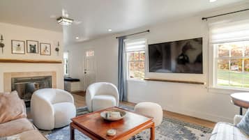 TV connectée, cheminée, livres