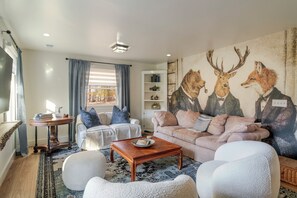 TV connectée, cheminée, livres