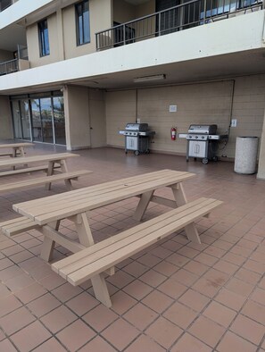 Outdoor dining - Newly renovated, secure, 2-bedroom apartment in beautiful Waikiki with AC (Honolulu)