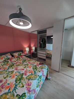 2 bedrooms, iron/ironing board, WiFi, bed sheets - Newly renovated, secure, 2-bedroom apartment in beautiful Waikiki with AC (Honolulu)