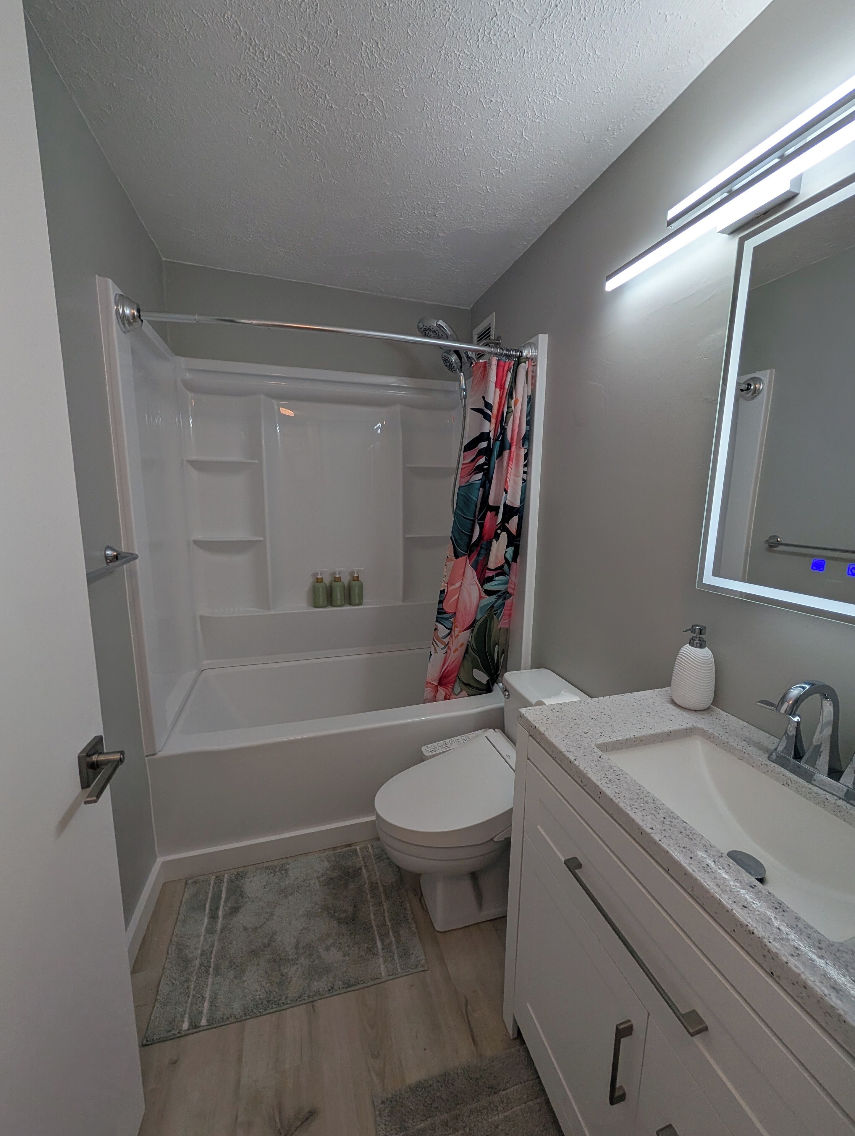 Hårføner, bidé, håndklær og toalettpapir