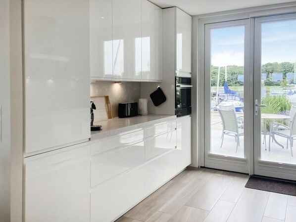 Oven, dishwasher, electric kettle, toaster