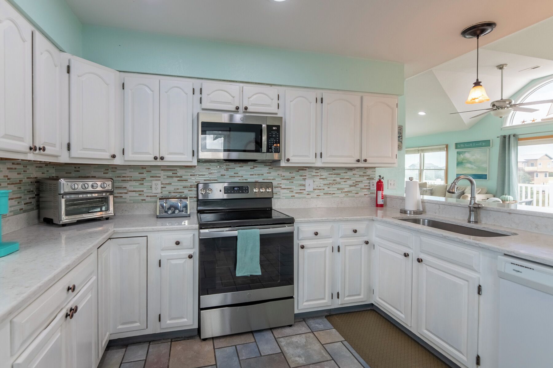 冷蔵庫、電子レンジ、オーブン、コンロ