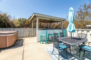 Outdoor dining - Whaler's Inn - Corolla, Whalehead, Ocean View, Beach 320 Yds, Pool, Hot Tub, Pets OK, Flex Stays (Corolla)