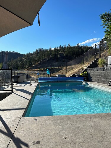 Kelowna winter getaway on Knox Mountain minutes from downtown.