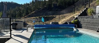 Luxury Kelowna Oasis on Knox Mountain minutes from downtown. Great for families!