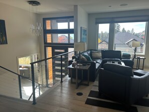 Smart-TV, Kamin, BĂŒcher, Stereoanlage