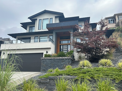 Kelowna winter getaway on Knox Mountain minutes from downtown.